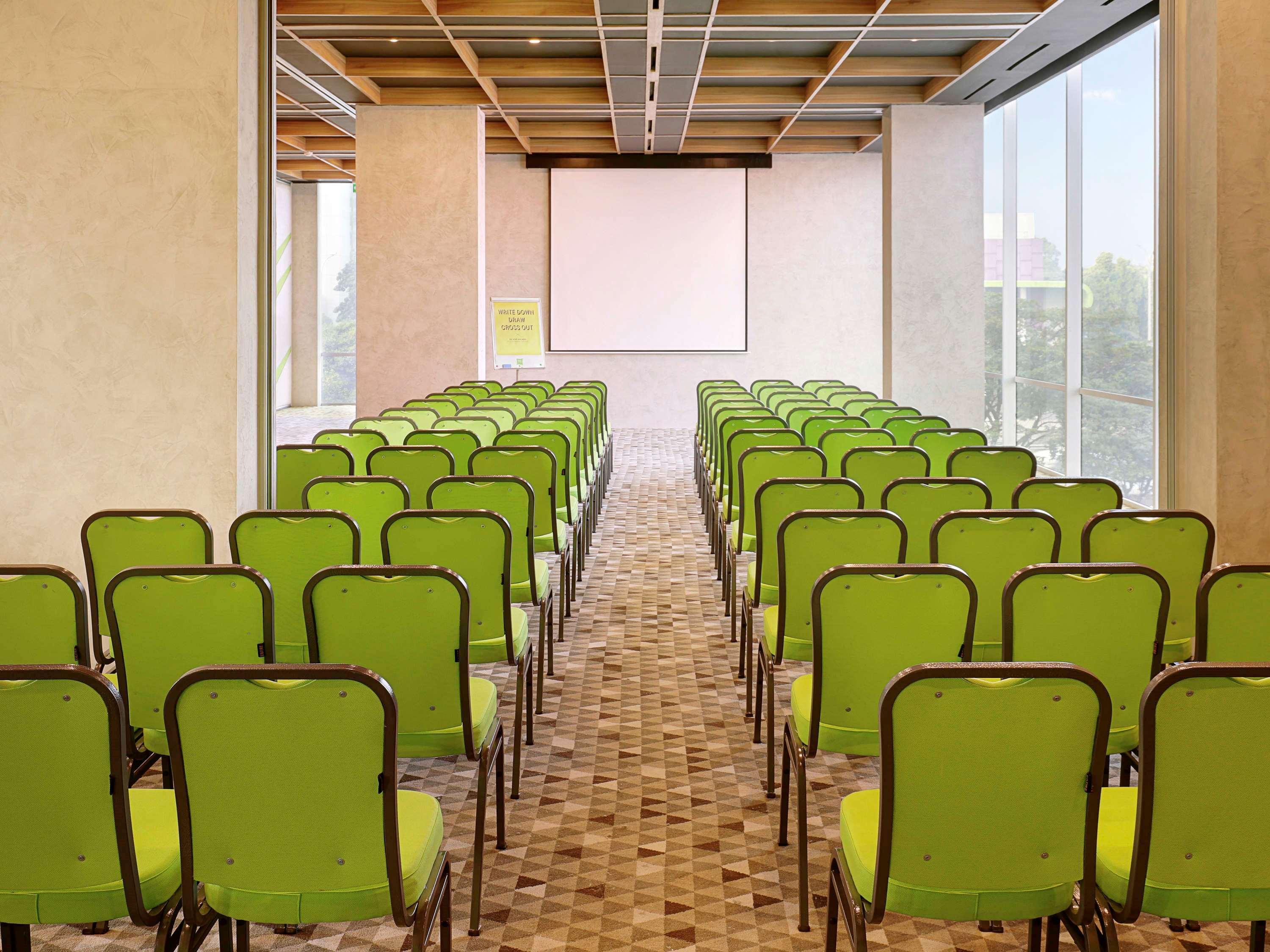 Ibis Styles Jakarta Simatupang Exterior foto