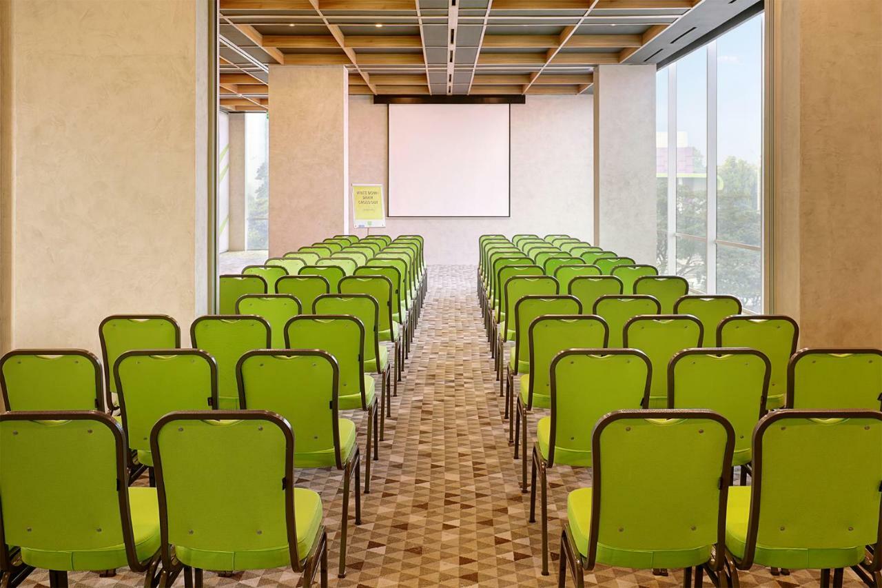 Ibis Styles Jakarta Simatupang Exterior foto